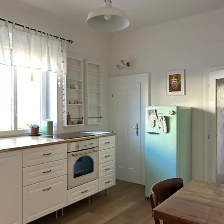 Apartment Picturesque, Cozy And Quiet *